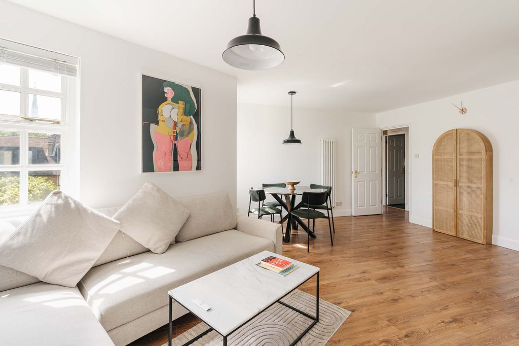 Property photo 3 of 15 Pickering Close E9