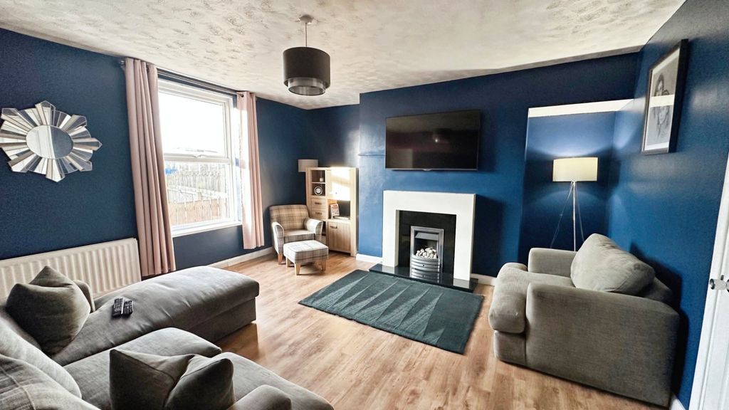 Property photo 1 of 12 Lounge