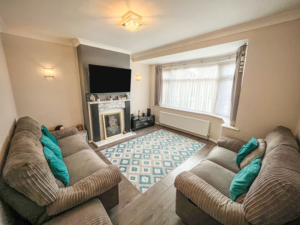 Property photo 3 of 16 Lounge