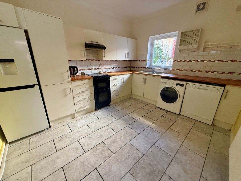 Property photo 3 of 7 Kitchen