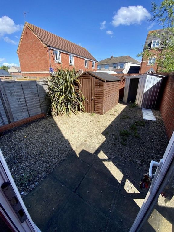 Property photo 3 of 11 A Charming Garden Space Featuring A Well-Maintaine...