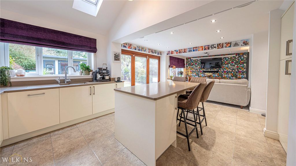 Property photo 2 of 37 Picture No. 14