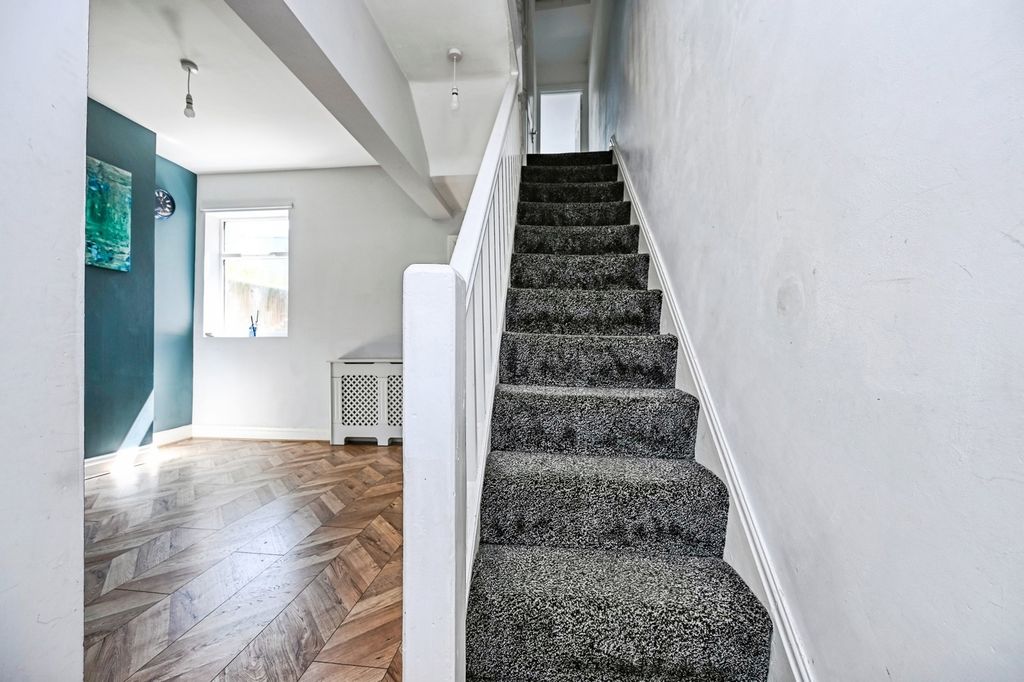 Property photo 2 of 16 Pbox-Img.Jpg
