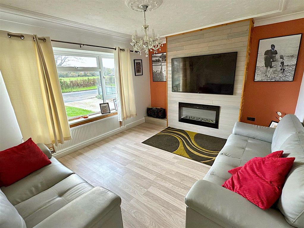 Property photo 3 of 14 Lounge.Jpg