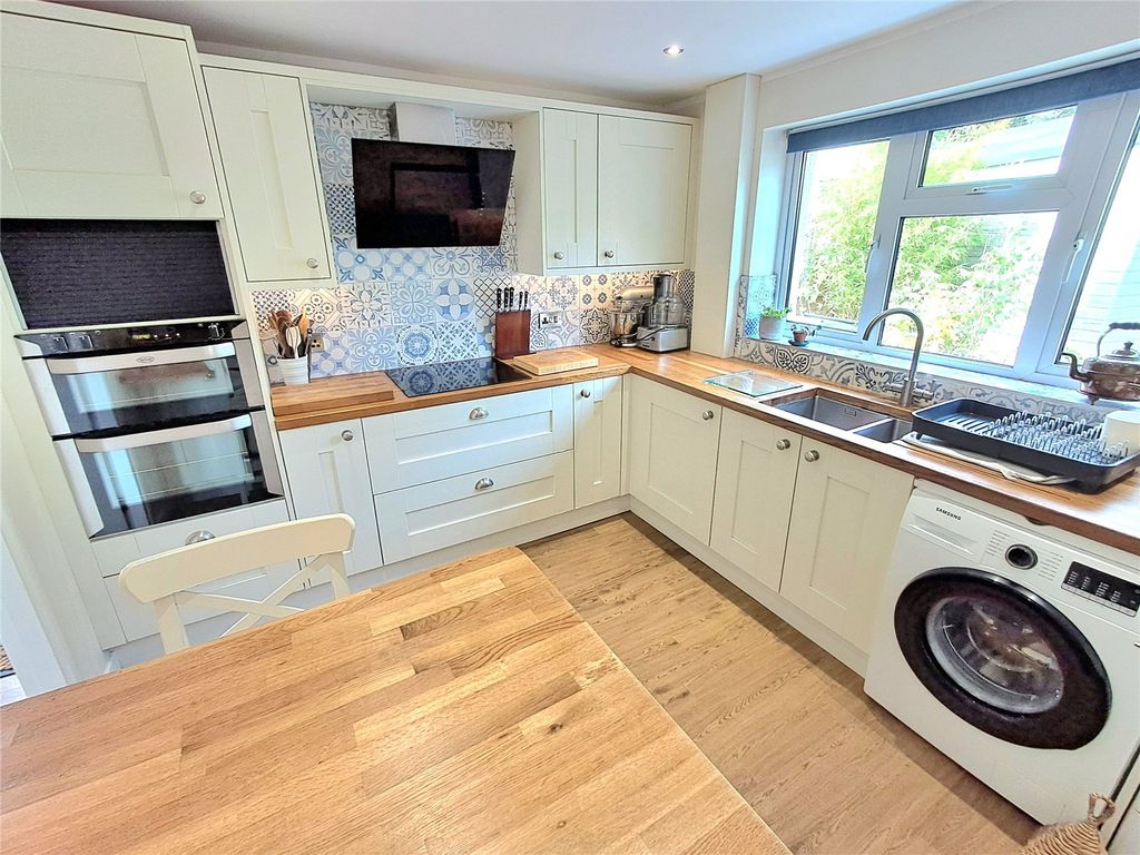 Property photo 3 of 23 Kitchen