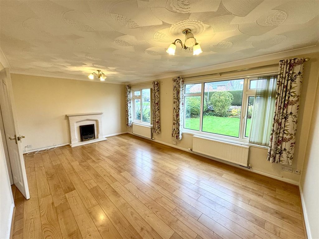 Property photo 2 of 17 Lounge