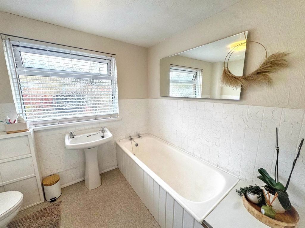 Property photo 3 of 11 Bathroom