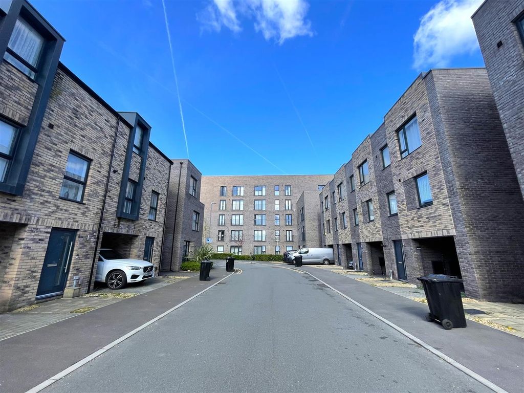 Property photo 1 of 18 Front Of Building