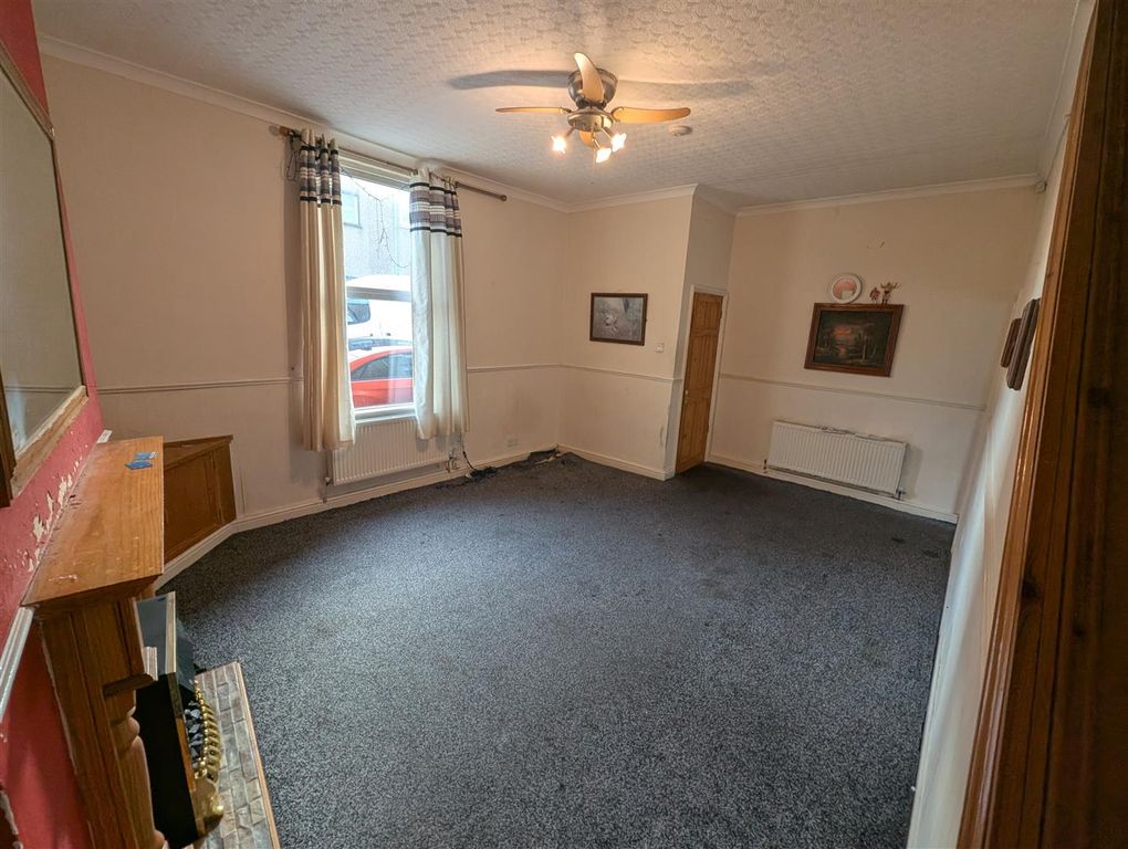 Property photo 3 of 9 Lounge