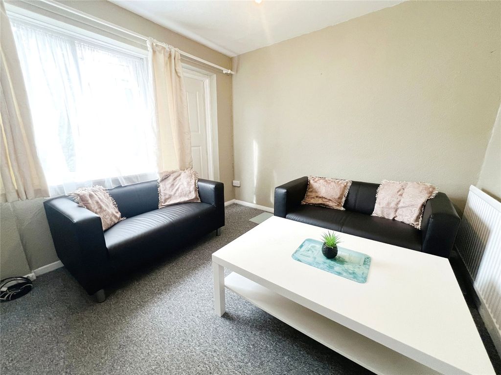 Property photo 3 of 7 Shared Lounge