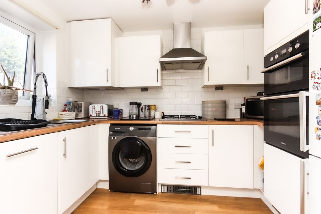 Property photo 3 of 15 Kitchen