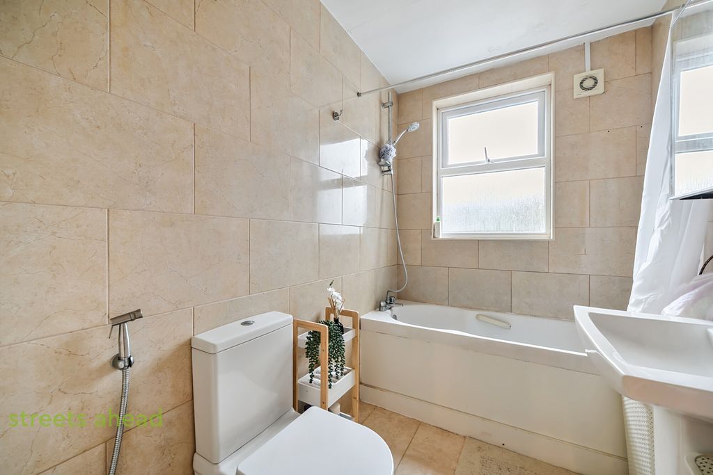 Property photo 3 of 18 7c77A386-801B-4E3...