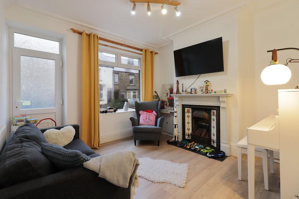 Property photo 2 of 23 Lounge