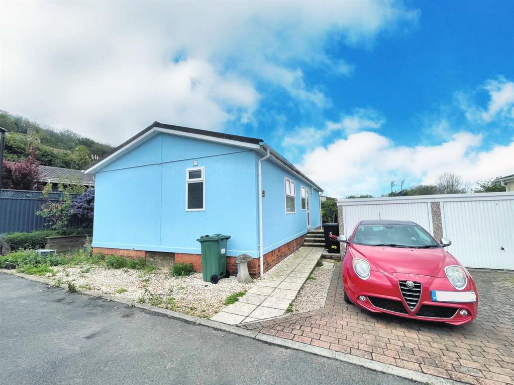 Property photo 1 of 18 Garage And Parking