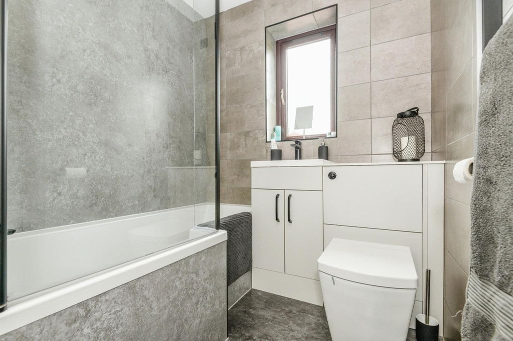 Property photo 3 of 20 Bathroom