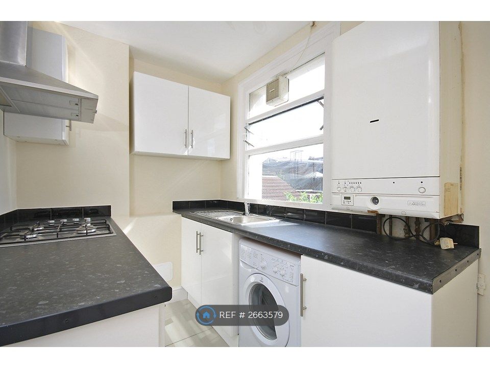 Property photo 3 of 11 Kitchen