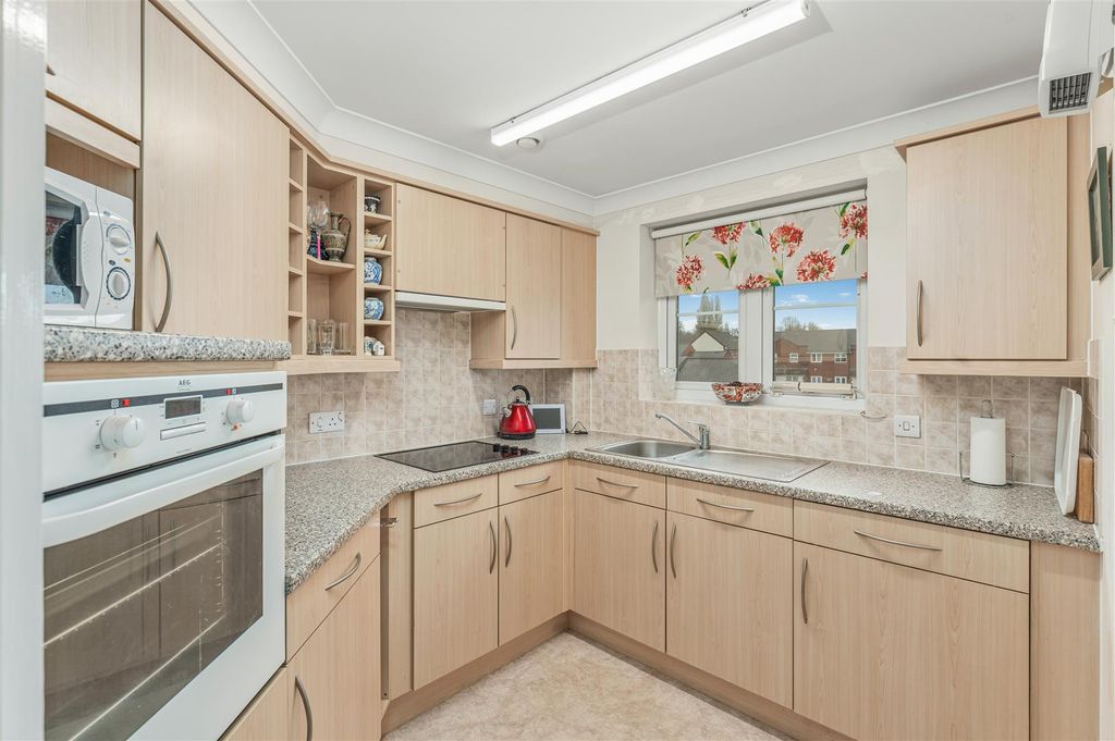 Property photo 3 of 12 39 Foxhall Court, Banbury-8.Jpg