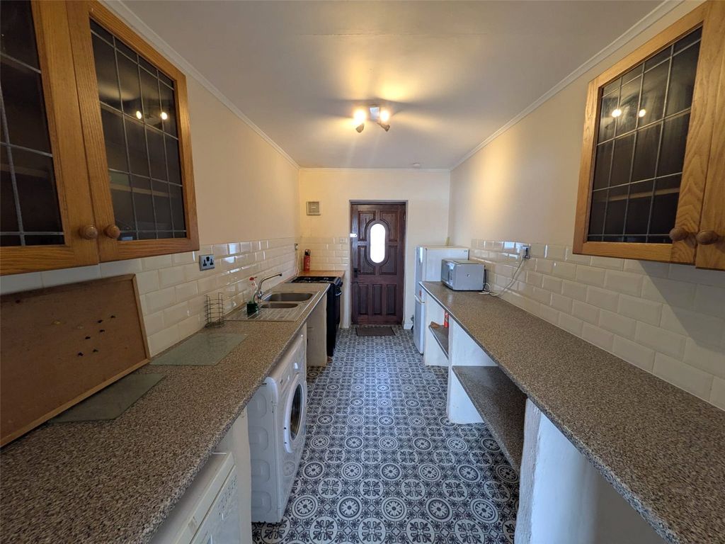 Additional image 4 of 2 bed flat to rentFlat 3, Lansdowne Court, Hamilton Terrace, Milford Haven, Pembrokeshire SA73