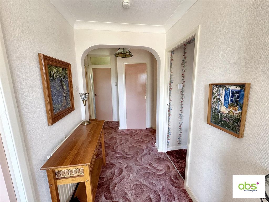 Property photo 3 of 23 Entrance Vestibule : Hallway