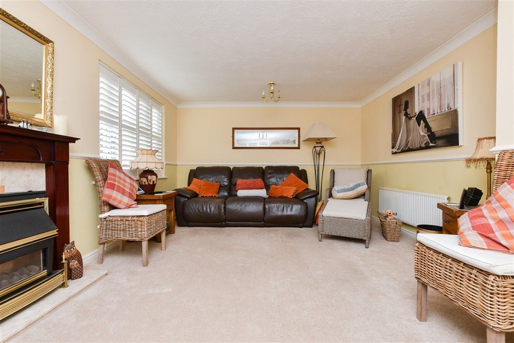 Property photo 3 of 19 Lounge