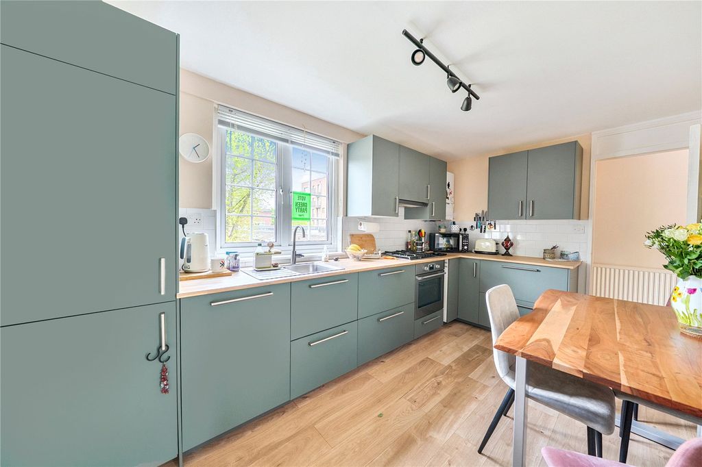 Property photo 2 of 18 Picture No. 33