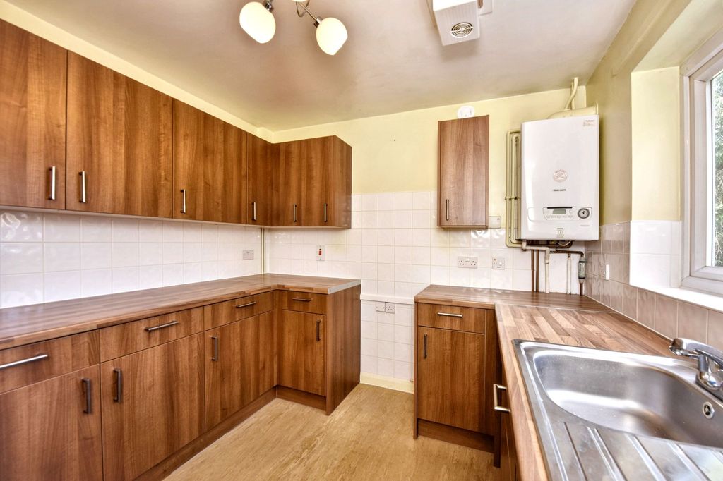 Property photo 3 of 13 5 Dobsons Close, Rayleigh, Essex, Ss6 7Nz