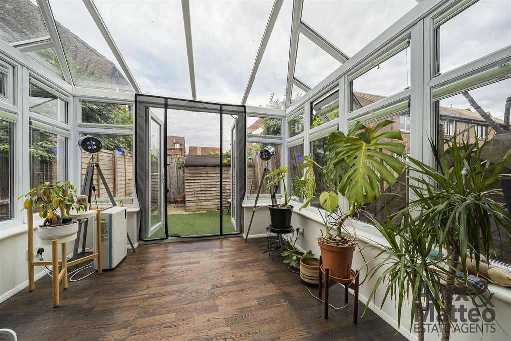 Property photo 3 of 19 Somerford Way