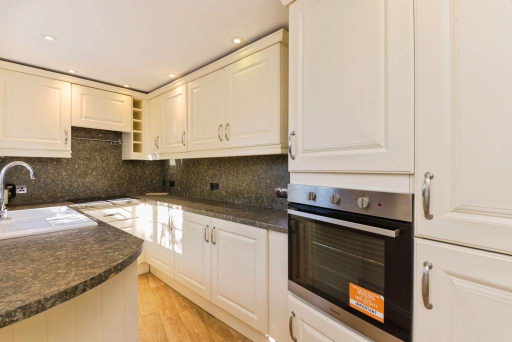 Property photo 1 of 10 Kitchen