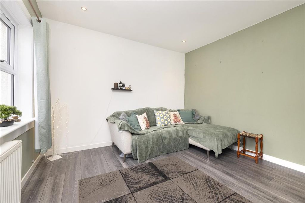 Property photo 3 of 33