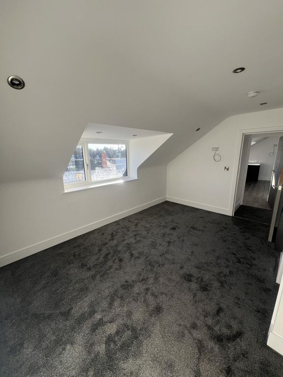 Property photo 3 of 8 Loft
