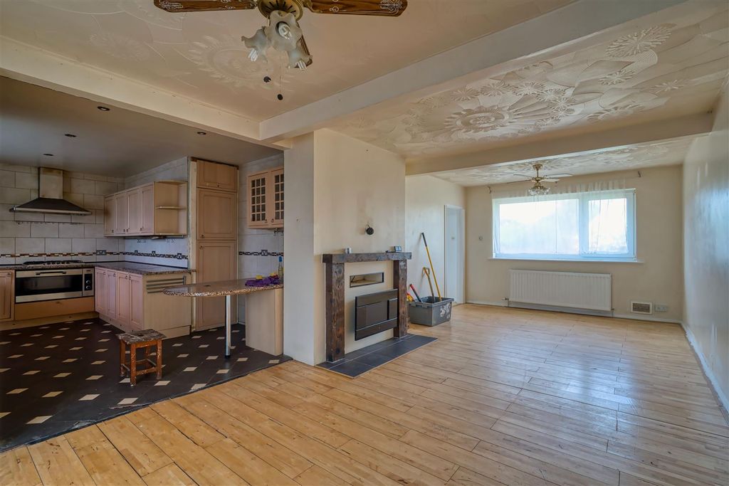 Property photo 2 of 10 Living Space