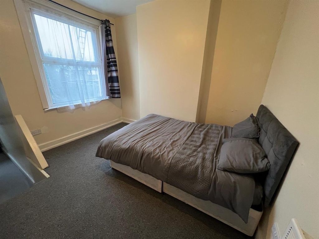 Property photo 3 of 5 4d8749d9-976F-48F2-Bc79-c1Aedff2880c.Jpg