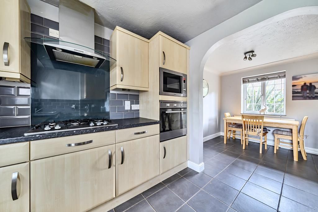 Property photo 3 of 11 Kitchen