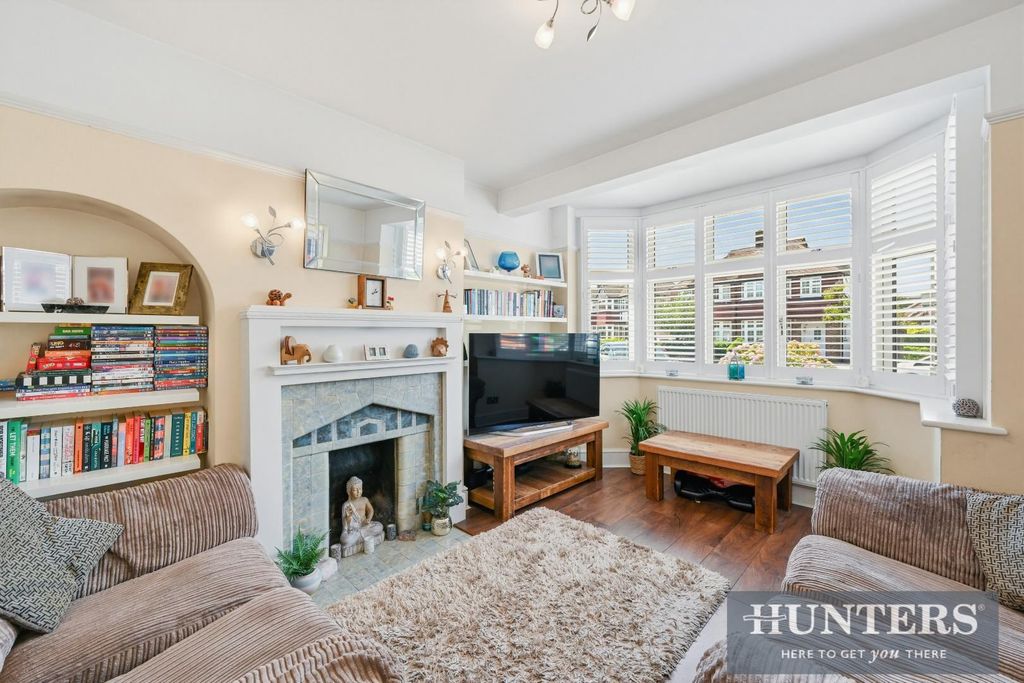 Property photo 3 of 16 Bargate Close-5.Jpg