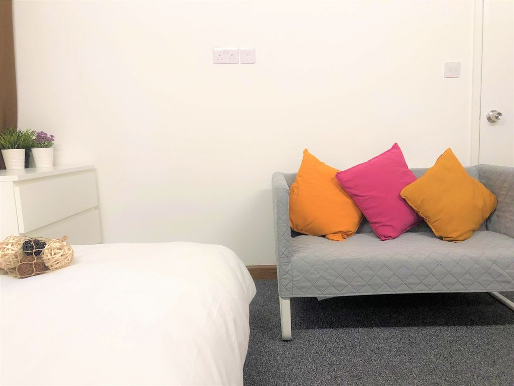 Property photo 3 of 8 Bright And Tidy Double Bedroom Featuring A Comfort...