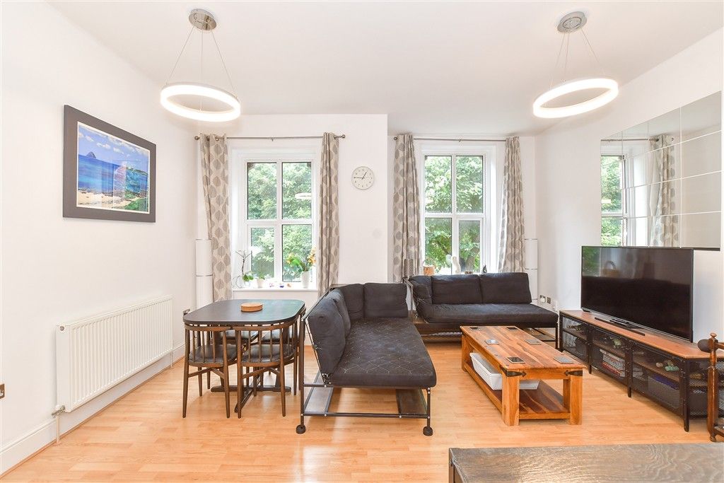 Property photo 3 of 10 Lounge