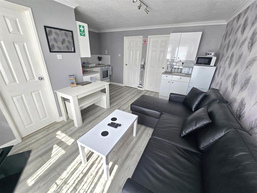 Property photo 2 of 7 Lounge/Kitchen