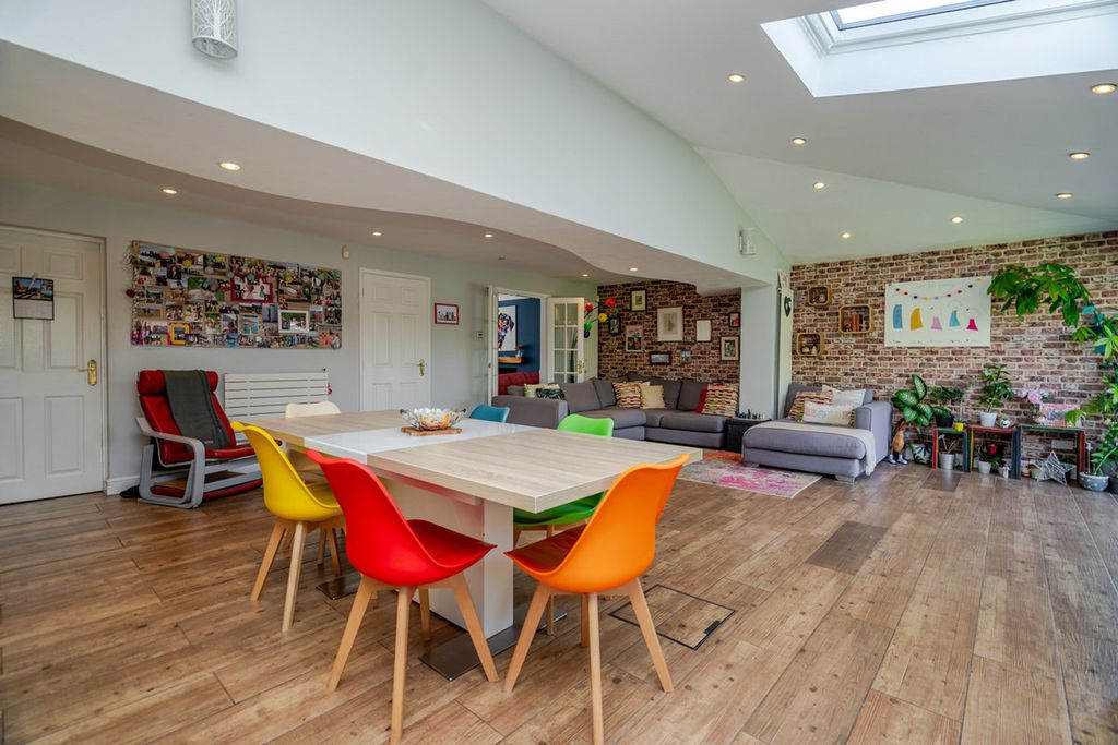 Property photo 2 of 23