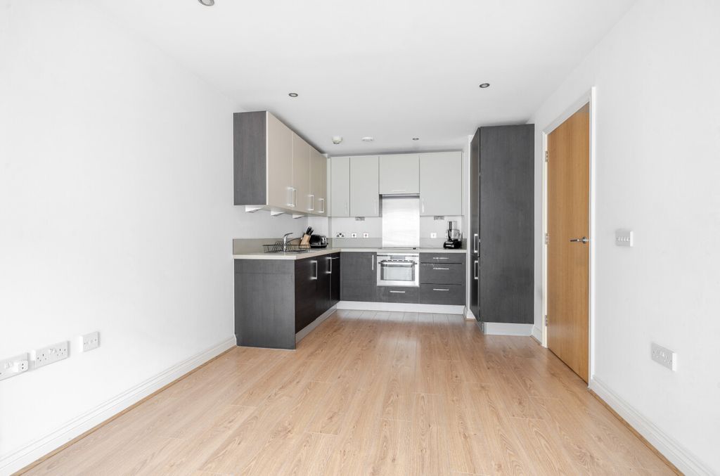 Property photo 3 of 13 1306606-9-68516c3...