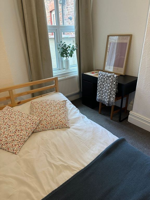 Property photo 3 of 16 Bright And Cozy Double Bedroom With A Simple Woode...