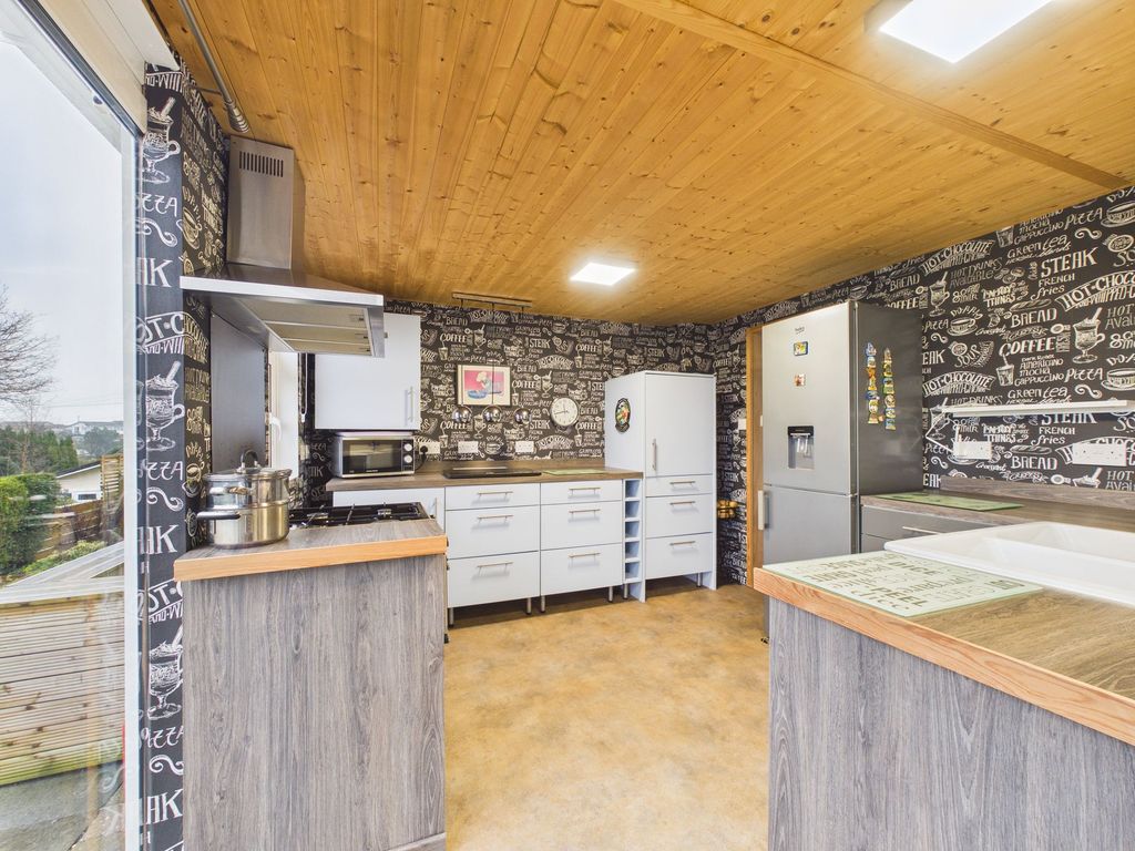 Property photo 2 of 18 Kitchen