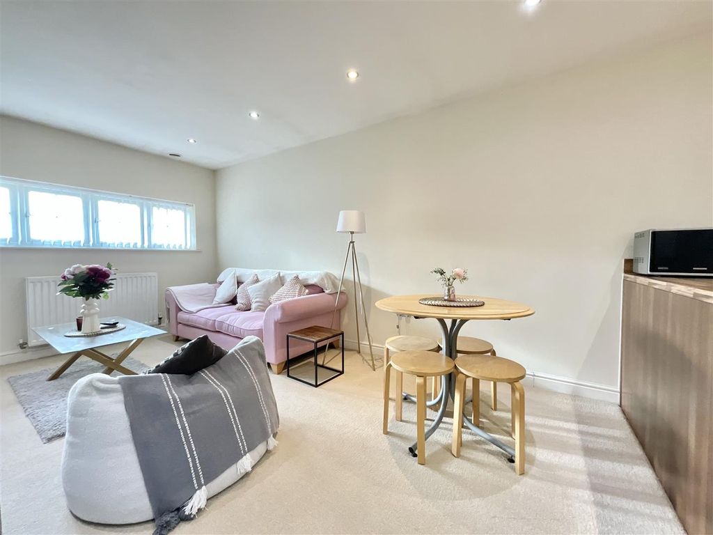 Property photo 2 of 12 Kitchen / Lounge