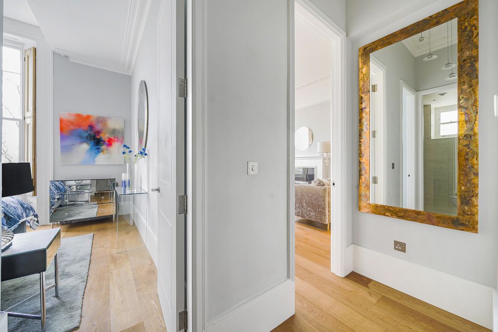 Property photo 3 of 14 Hallway