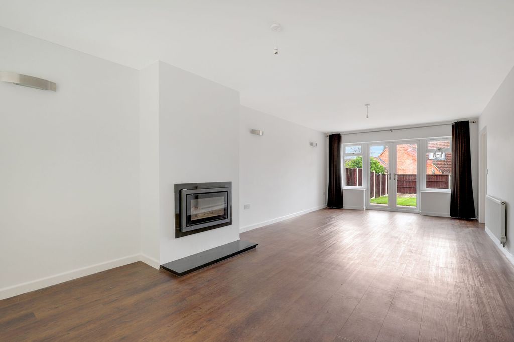 Property photo 2 of 21