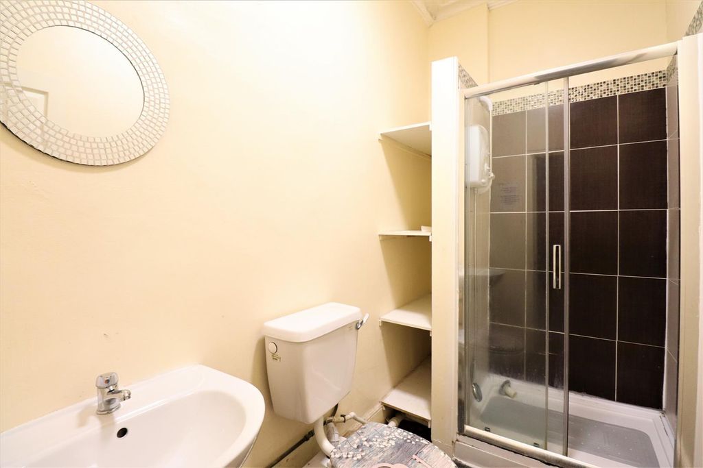 Property photo 1 of 34 Room 4