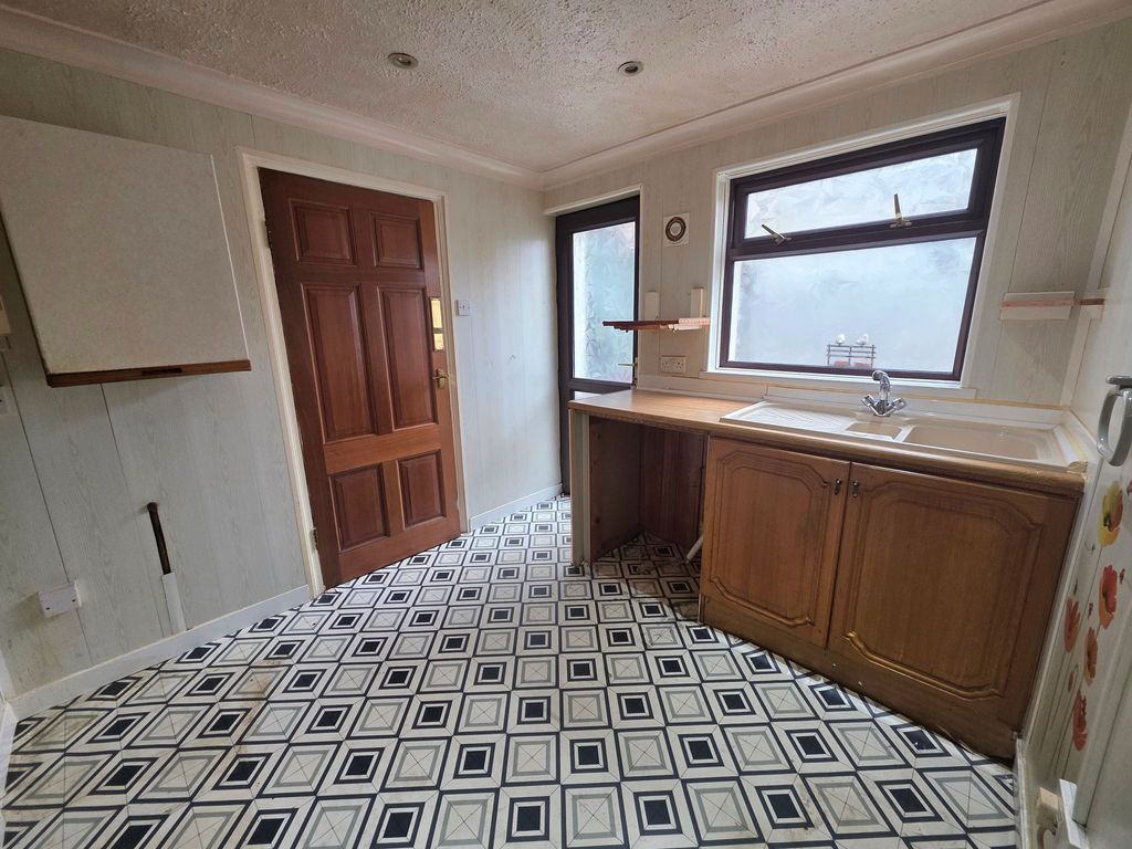 Property photo 3 of 20 Kitchen