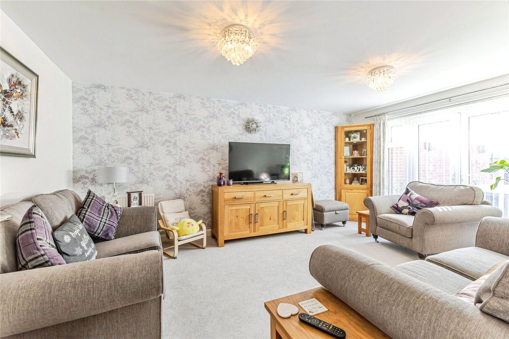 Property photo 2 of 32 Lounge