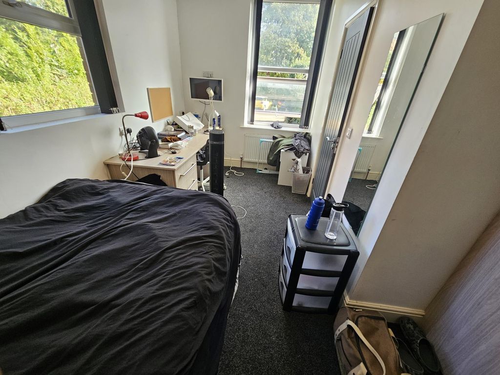 Property photo 3 of 10 A Cozy Student Bedroom Featuring A Double Bed, A d...
