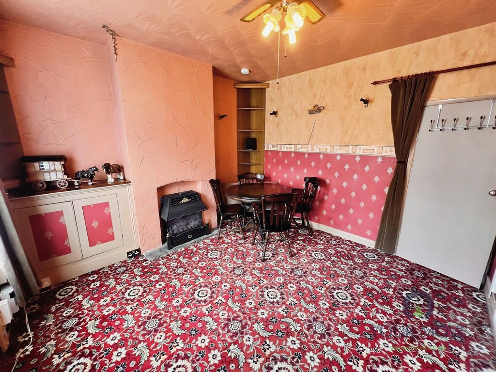 Property photo 2 of 17 Lounge