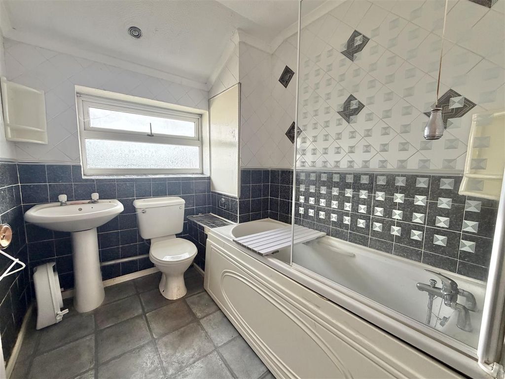 Property photo 2 of 15 Bathroom